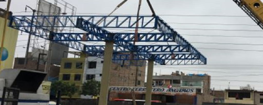 Construcción de la Estación de Servicio Repsol con montaje de una estructura metálica de gran tamaño.