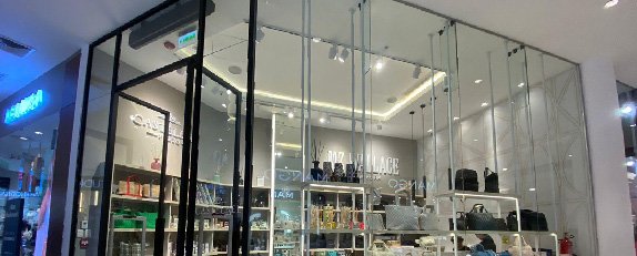 Interior de MZ Wallace con grandes vitrinas, exhibidores de productos e iluminación uniforme.