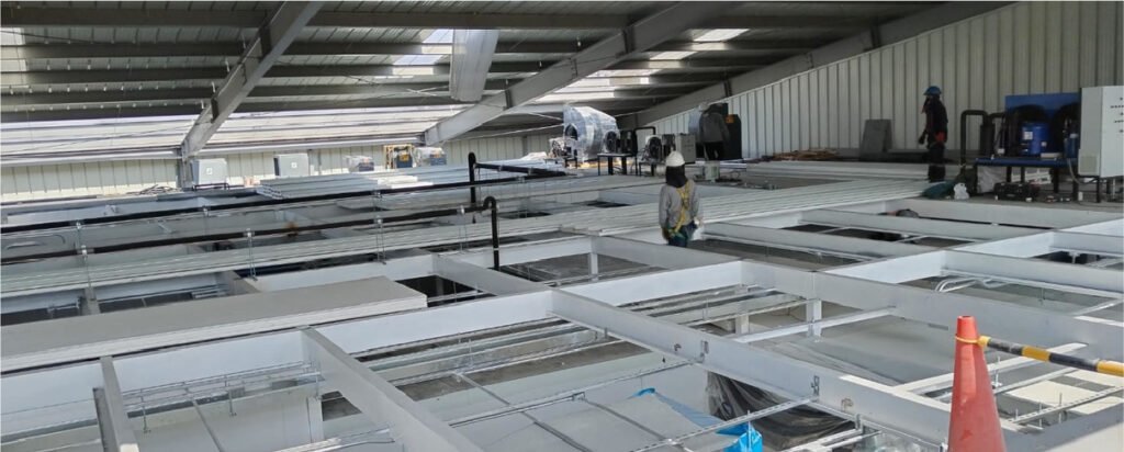 Interior de la Planta Maria Almenara durante la instalación de estructuras metálicas y acondicionamiento del espacio industrial.