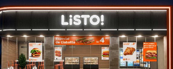 Fachada nocturna de Listo! Primax con letrero iluminado, grandes ventanales y área comercial visible.
