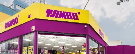 Fachada de Tambo con los colores característicos de la marca, amplios ventanales y acceso principal visible.